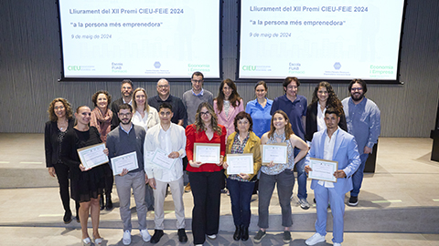 Guanyadors i guanyadores dels premis, juntament amb els membres del CIEU i els ponents de l'acte.