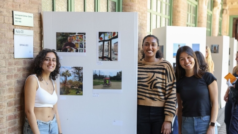 Estudiantes de Study Abroad posan con fotos expuestas
