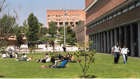 Un grup d'estudiants asseguts al campus UAB.