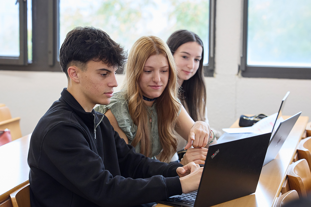 Classe d'informàtica de l'Escola Universitària de Turisme i Direcció Hotelera de la UAB