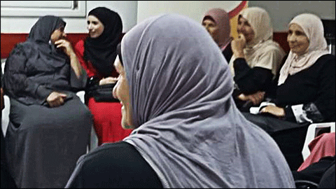 Dos guías de la Escuela de Cultura de Paz tratan sobre la situación de las mujeres palestinas