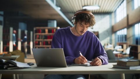 Jove estudiant a la biblioteca