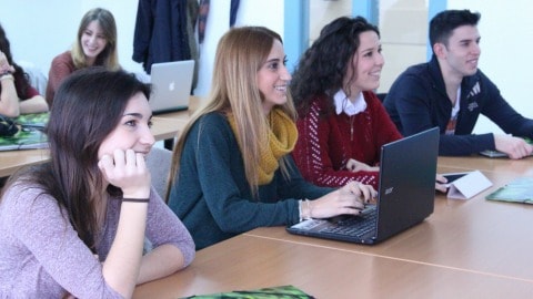 Imatge d'estudiants de l'Escola Universitària de Turisme i Direcció Hotelera