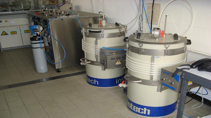 Imatge completa d’un respiròmetre de laboratori aerobi. Antoni Sánchez.