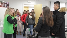 Becàries mostrant les instal·lacions de l'Escola