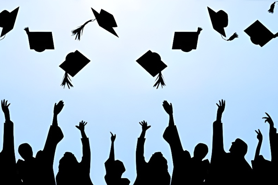 Imatge alumnes graduant-se