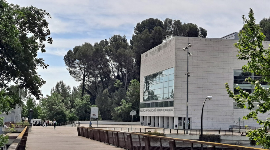 Fotografia de la biblioteca de comunicació per fora