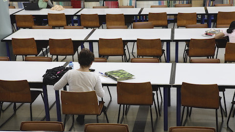 Estudiant a una classe buida