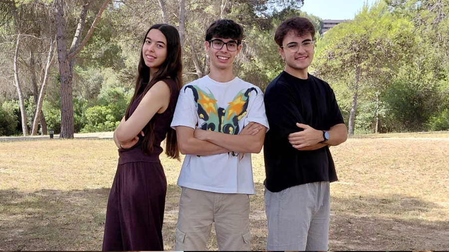 Els tres guanyadors de la lliga de debat universitària.