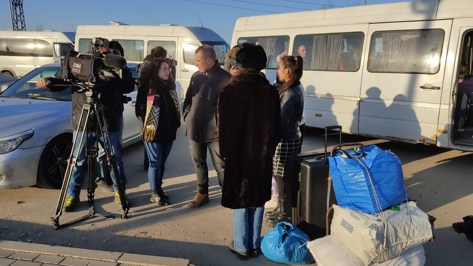 Denisa Berbece, Marc Martínez i Pere Bosch, amb refugiats d'Odessa