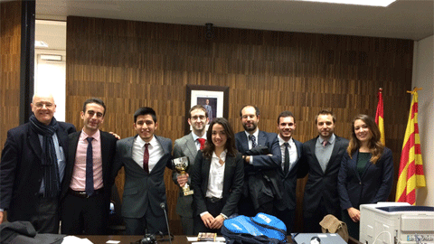 El equipo de la Facultad de Derecho de la UAB, con sus preparadores y los miembros del jurado
