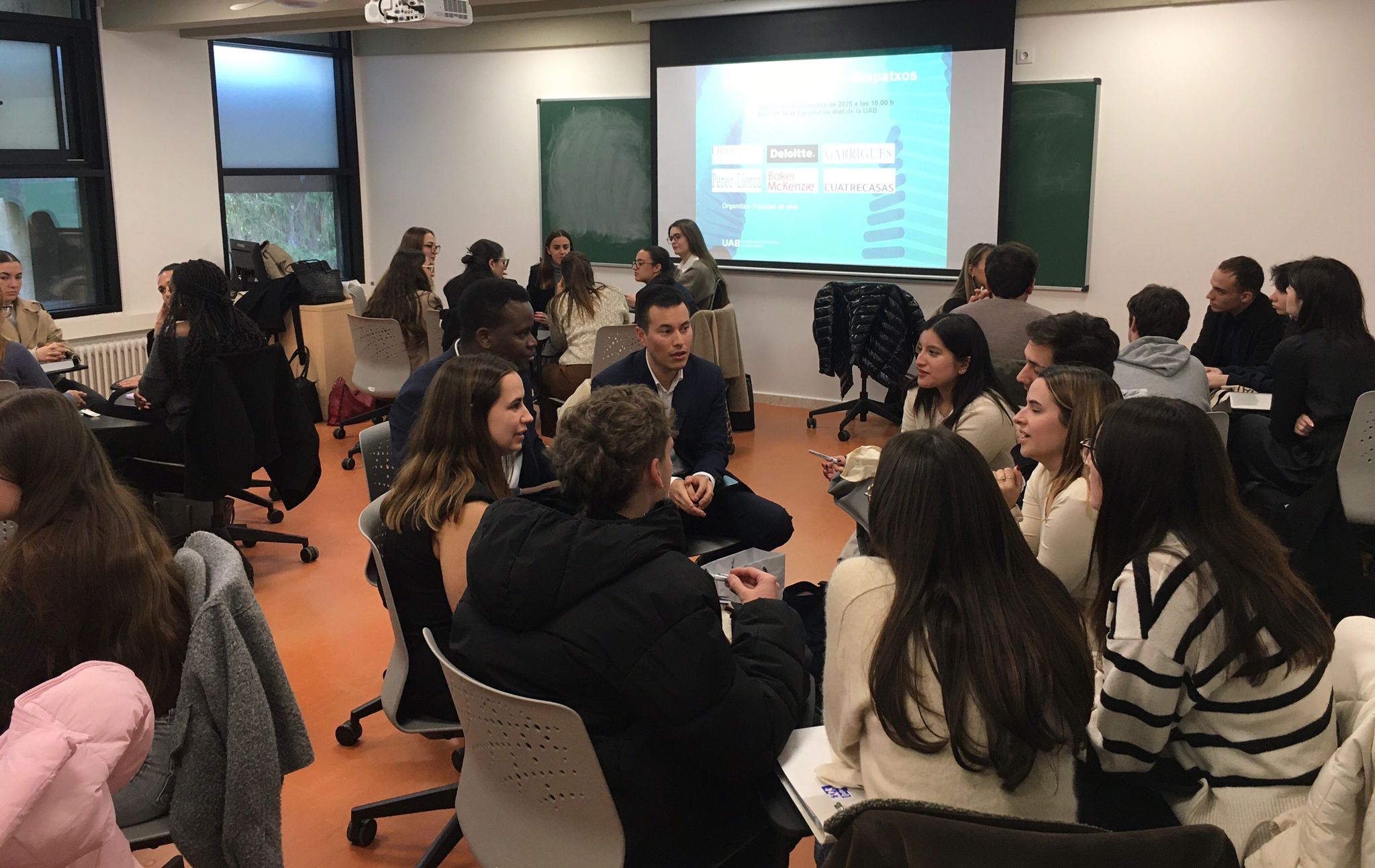 Persones en la presentació de desptaxos