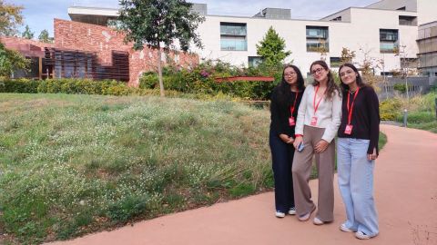 Estudiants de grau fan de guies turístics
