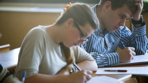 Imatge d'estudiants majors de 25 anys realitzant les PAU