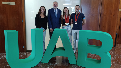 Rector i delegació estudiants olímpics amb lletres UAB