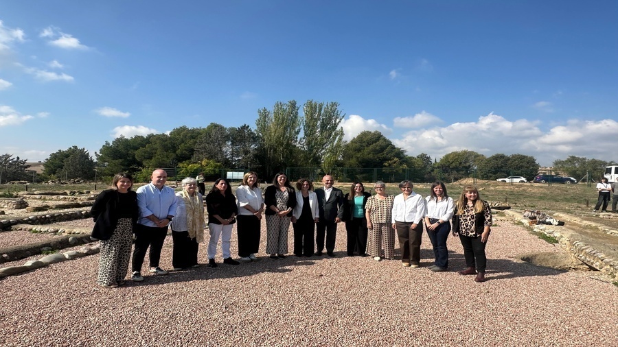 Els representants institucionals que van presentar el nou projecte per al jaciment de Pla d'Almatà