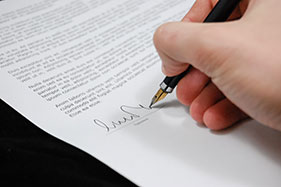 Bolígraf firmant un contracte