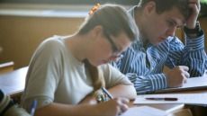 Imatge d'estudiants majors de 25 anys realitzant les PAU