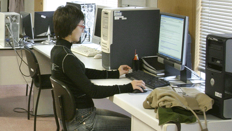 Chica trabajando con un ordenador