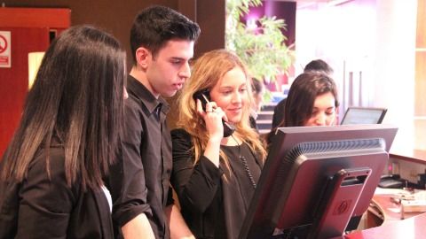 Imatge d'estudiants de pràctiques a l'hotel