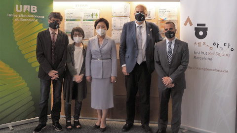 La primera dama de Corea del Sud, Kim Jung-sook, visita la UAB