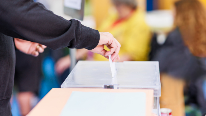 Persona votant en una urna