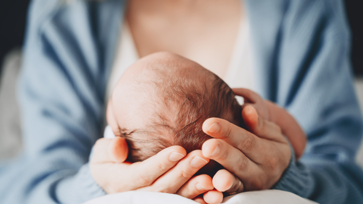 Mare que sosté el seu nadó