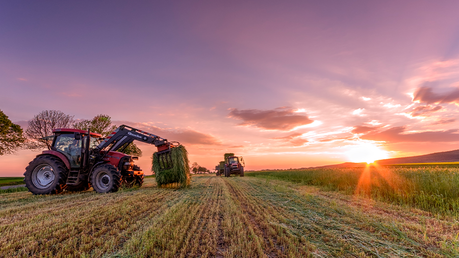Imatge d'un tractor a un camp agrícola