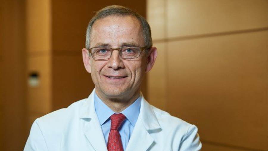 El cirurgià Julio García Aguilar amb bata blanca.