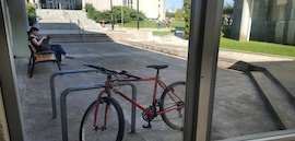 Bicicleta a l’entrada est de la Facultat de Lletres. 