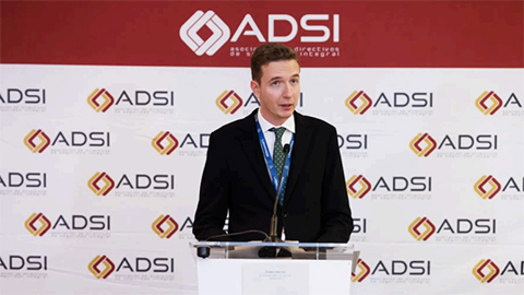 Oriol Guerrero, en un moment del seu discurs d'agraïment per rebre el premi de l'ADSI