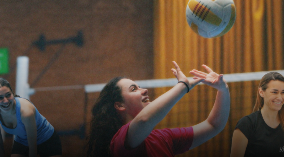 dones jugant a voleibol