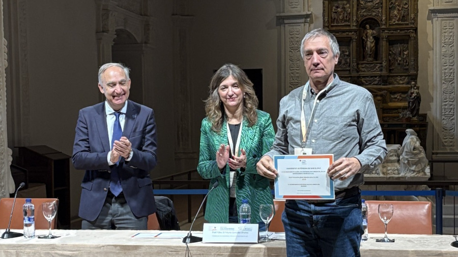 El vicerector Xavier Gabarrell recull el diploma de la CRUE