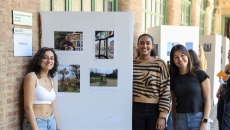 Estudiants de Study Abroad posen amb fotos exposades
