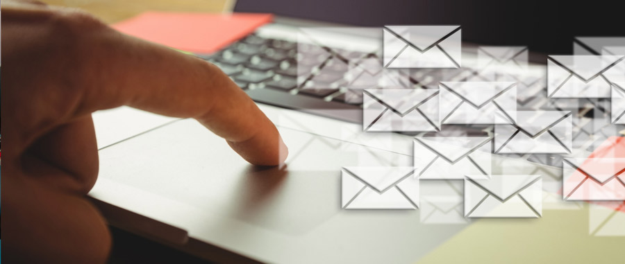Persona enviant un email