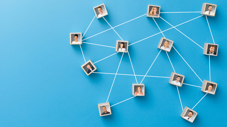 Il·lustració d'una xarxa de persones interconnectades