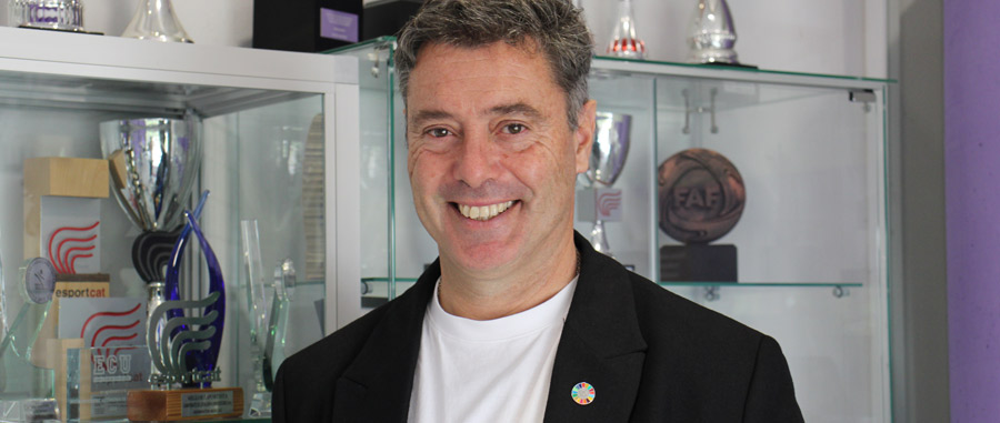Foto del director del SAF davant un quadre