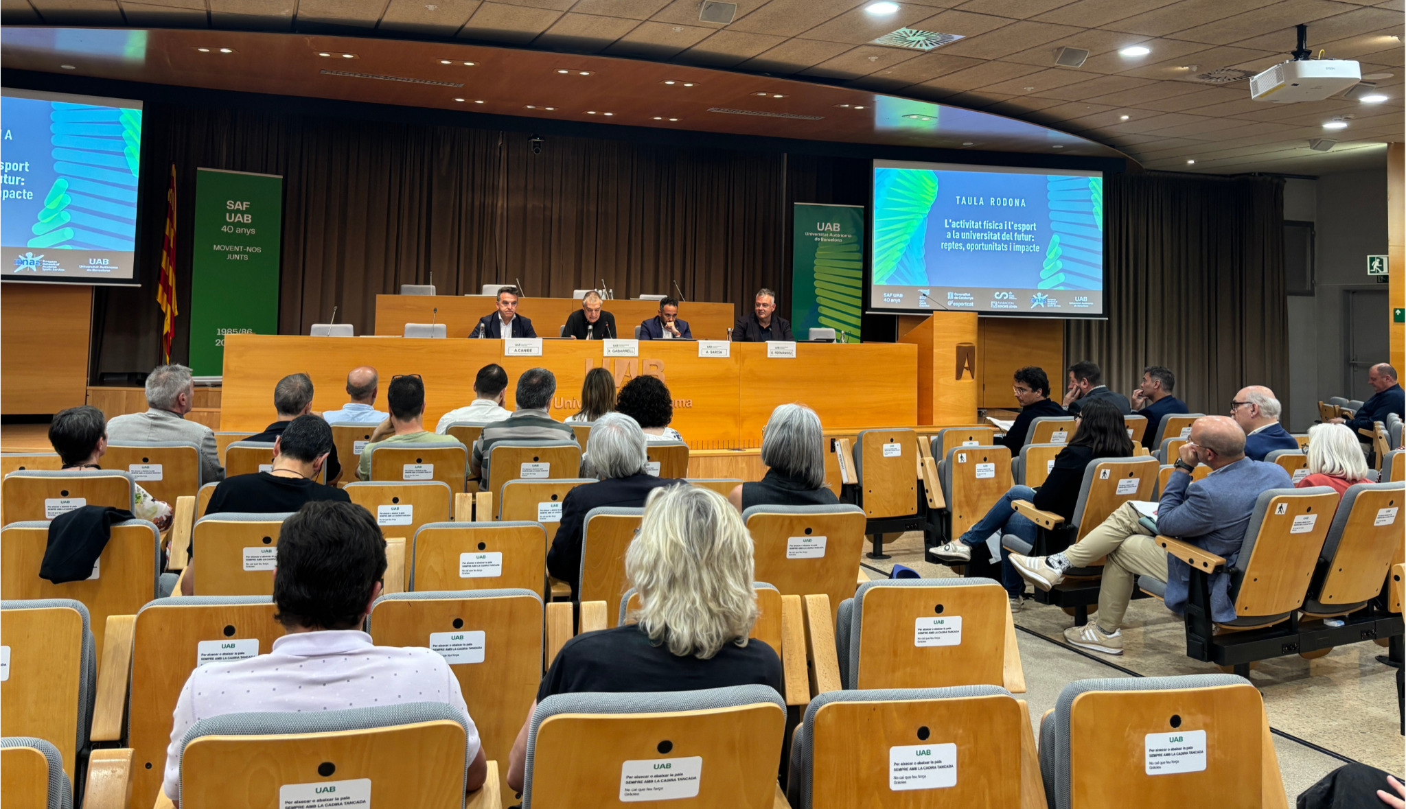Taula rodona i sala d'actes amb persones