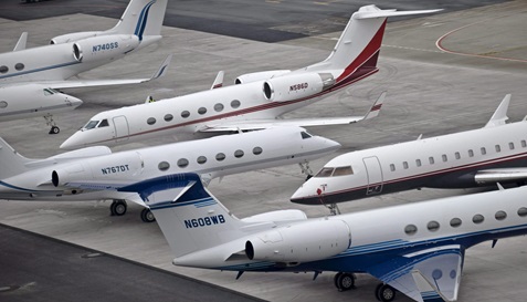 Avions privats aparcats a l'aeroport