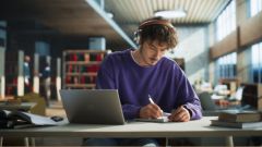 Jove estudiant a la biblioteca