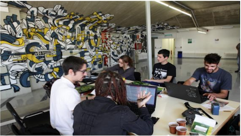 Estudiants a una taula de la facultat