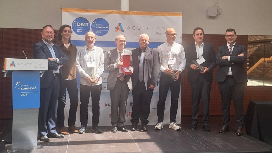 Grup de premiats, entre els quals hi ha Tomàs Fabregat, de la UAB.