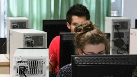 Estudiants treballant en ordinadors