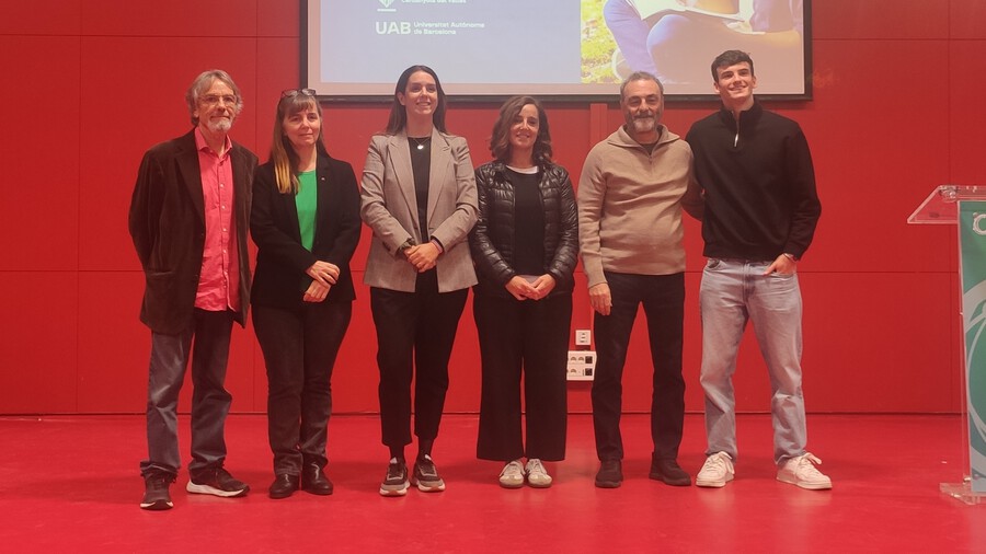 Guanyadors del Premis Literaris, amb els representants de la UAB i l'Ajuntament.
