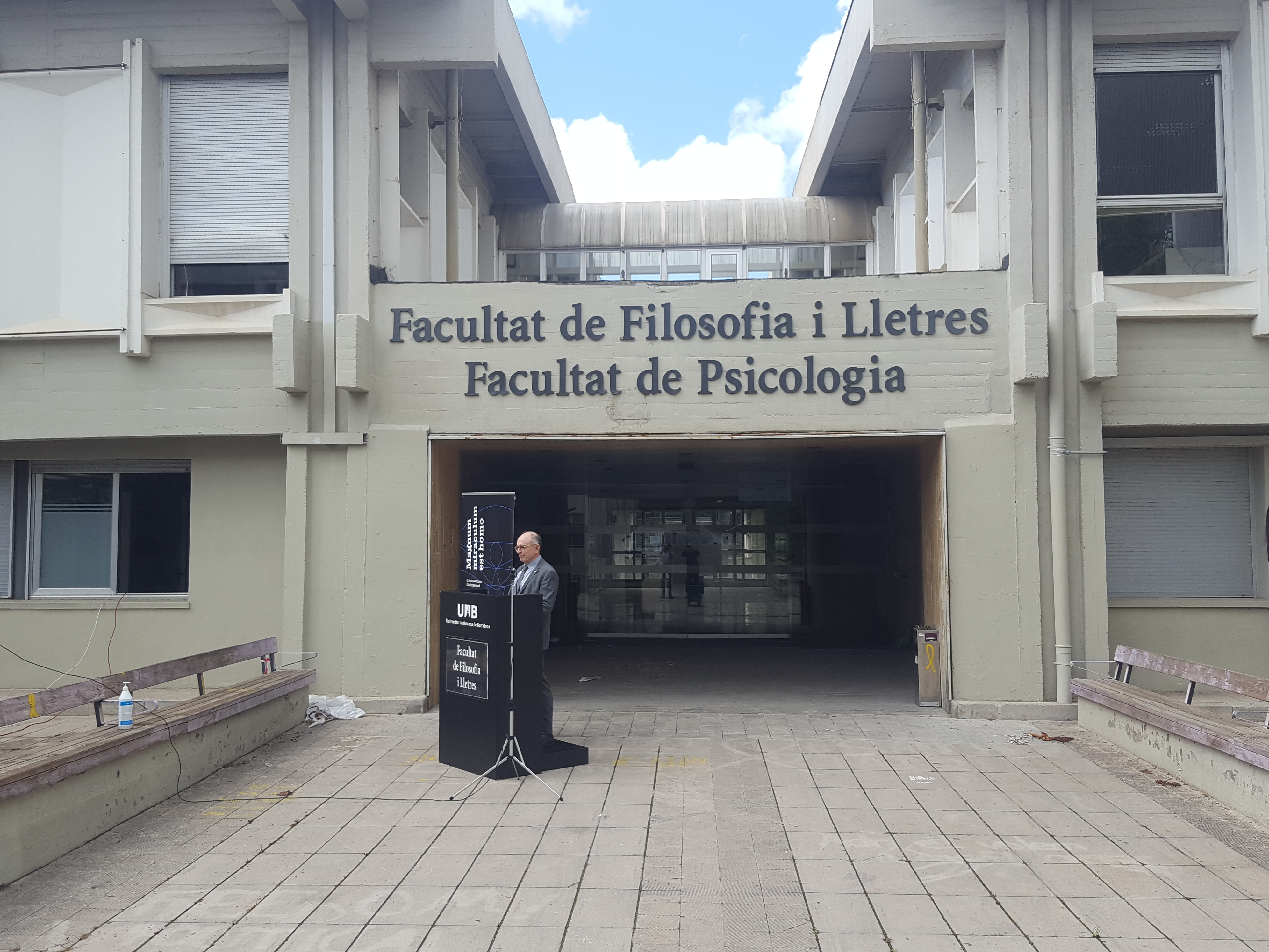 imatge del degà davant la Facultat de Filosofia i Lletres