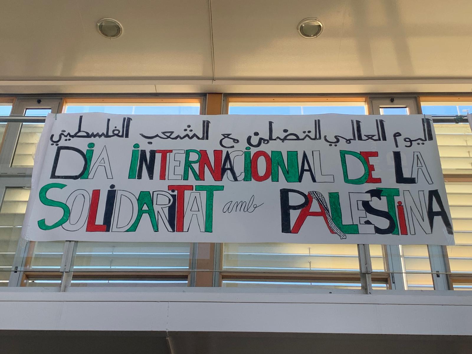 Fotografia del cartell en solidaritat a palestina del vestíbul de la FTI