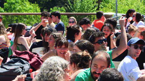 Estudiants a les taules exeteriors de la plaça Cívica.
