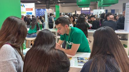 Un estudiant de Prevenció explica els estudis a dues interessades al Saló de l'Ensenyament