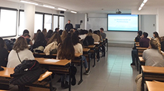 L'alumni Daniel Rodríguez oferint una xerrada