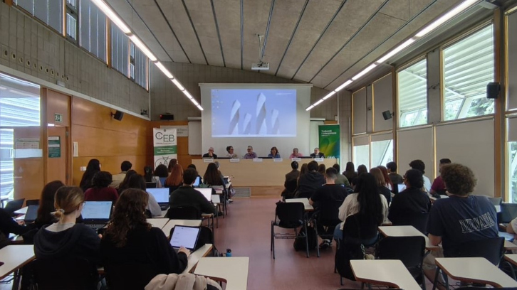Imatge del congrés amb alumnes mirant als ponents.